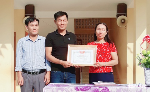 Tuyên dương hai thầy giáo cứu nam sinh viên đuối nước - Ảnh 1. Tuyên dương hai thầy giáo cứu nam sinh viên đuối nước - Ảnh 1.