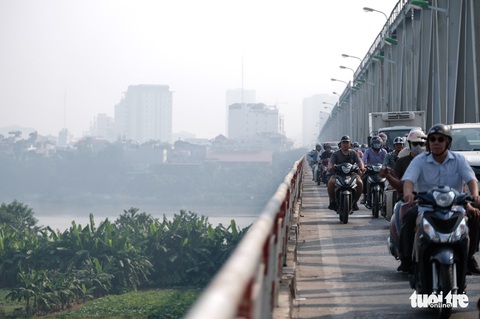 Hà Nội mịt mù sáng đầu tuần, cảnh báo ô nhiễm không khí mức nguy hại - Ảnh 7. Hà Nội mịt mù sáng đầu tuần, cảnh báo ô nhiễm không khí mức nguy hại - Ảnh 7.