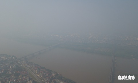 Hà Nội mịt mù sáng đầu tuần, cảnh báo ô nhiễm không khí mức nguy hại - Ảnh 2. Hà Nội mịt mù sáng đầu tuần, cảnh báo ô nhiễm không khí mức nguy hại - Ảnh 2.