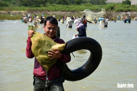 Thủy điện Trị An ngưng xả tràn, ngàn người tranh nhau bắt cá dưới chân đập - Ảnh 6. Thủy điện Trị An ngưng xả tràn, ngàn người tranh nhau bắt cá dưới chân đập - Ảnh 6.