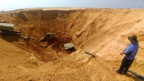 Sập mỏ khai thác quặng titan, một công nhân bị chôn vùi - Ảnh 3. Sập mỏ khai thác quặng titan, một công nhân bị chôn vùi - Ảnh 3.