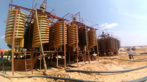 Sập mỏ khai thác quặng titan, một công nhân bị chôn vùi - Ảnh 5. Sập mỏ khai thác quặng titan, một công nhân bị chôn vùi - Ảnh 5.