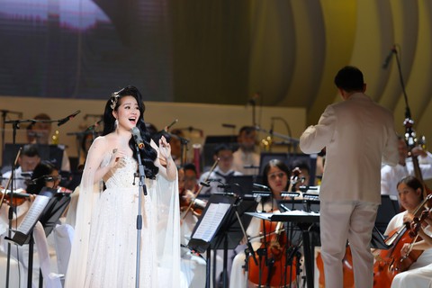 Liveshow Phạm Thùy Dung: Trăng hát: thính phòng thánh thót nhẹ nhàng - Ảnh 3. Liveshow Phạm Thùy Dung: Trăng hát: thính phòng thánh thót nhẹ nhàng - Ảnh 3.