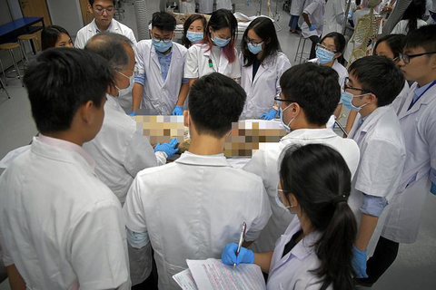 Các trường y áp dụng công nghệ vào môn giải phẫu cơ thể người - Ảnh 1. Các trường y áp dụng công nghệ vào môn giải phẫu cơ thể người - Ảnh 1.