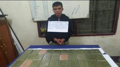 Bắt 2 nghi phạm mang 32 bánh heroin từ Lào vào Việt Nam - Ảnh 1. Bắt 2 nghi phạm mang 32 bánh heroin từ Lào vào Việt Nam - Ảnh 1.