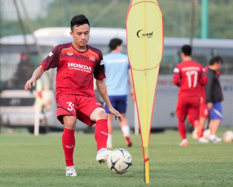 Xuân Trường chấn thương ở buổi tập chiều 30-9 của tuyển Việt Nam - Ảnh 2. Xuân Trường chấn thương ở buổi tập chiều 30-9 của tuyển Việt Nam - Ảnh 2.