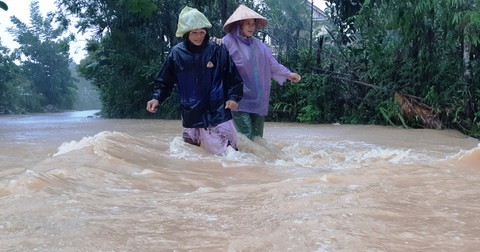 Lũ dâng cao cô lập nhiều xã ở Hà Tĩnh - Ảnh 1. Lũ dâng cao cô lập nhiều xã ở Hà Tĩnh - Ảnh 1.