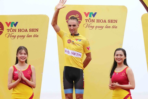 Đạp xe bể vỏ về đích, Jordan Parra đánh mất áo vàng - Ảnh 3. Đạp xe bể vỏ về đích, Jordan Parra đánh mất áo vàng - Ảnh 3.