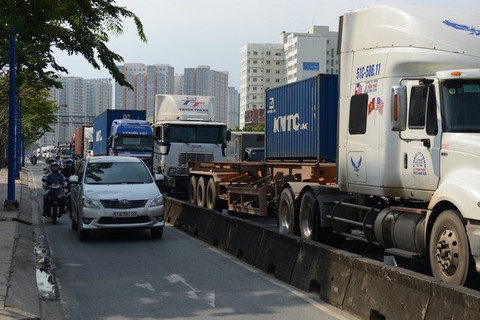 TP.HCM xem xét mở rộng đường để giảm ùn tắc cảng Cát Lái - Ảnh 1. TP.HCM xem xét mở rộng đường để giảm ùn tắc cảng Cát Lái - Ảnh 1.
