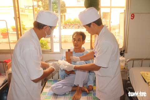 Đứt lìa bàn tay vì máy cắt chuối cây - Ảnh 2.