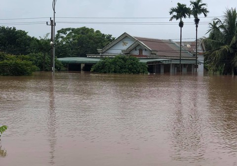 Nước sông Sê Pôn tràn vào khu dân cư, hàng ngàn hộ dân phải sơ tán - Ảnh 1. Nước sông Sê Pôn tràn vào khu dân cư, hàng ngàn hộ dân phải sơ tán - Ảnh 1.