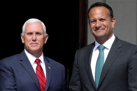 Phó tổng thống Mỹ bị chỉ trích vì ở khách sạn nhà ông Trump - Ảnh 2. Phó tổng thống Mỹ bị chỉ trích vì ở khách sạn nhà ông Trump - Ảnh 2.