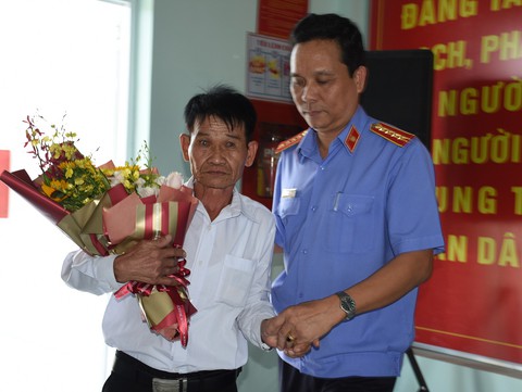 Xin lỗi công khai người bị bỏ tù oan 38 năm - Ảnh 2. Xin lỗi công khai người bị bỏ tù oan 38 năm - Ảnh 2.