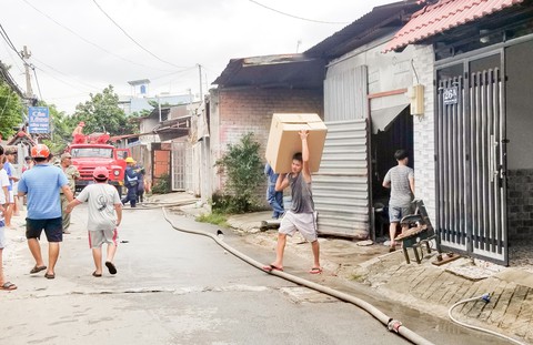 Xưởng đúc tượng ở Thủ Đức cháy dữ dội, cháy lan xưởng vải, xưởng gỗ - Ảnh 3. Xưởng đúc tượng ở Thủ Đức cháy dữ dội, cháy lan xưởng vải, xưởng gỗ - Ảnh 3.
