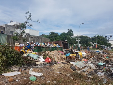 Thu gom rác thải ở Đà Nẵng: Nhiều bất cập đang lộ ra - Ảnh 2. Thu gom rác thải ở Đà Nẵng: Nhiều bất cập đang lộ ra - Ảnh 2.