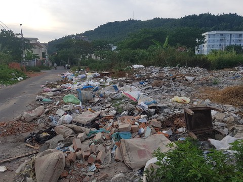 Thu gom rác thải ở Đà Nẵng: Nhiều bất cập đang lộ ra - Ảnh 1. Thu gom rác thải ở Đà Nẵng: Nhiều bất cập đang lộ ra - Ảnh 1.