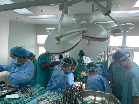 Lần đầu tiên ghép gan thành công ở miền Trung - Ảnh 1. Lần đầu tiên ghép gan thành công ở miền Trung - Ảnh 1.
