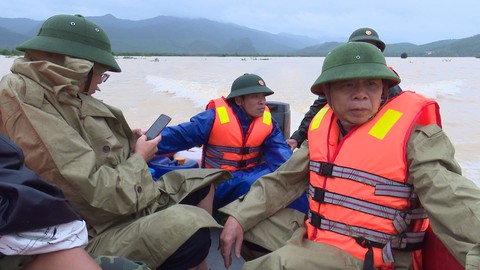 Thuyền của phó chủ tịch huyện bị lật khi đi thị sát vùng lũ - Ảnh 1. Thuyền của phó chủ tịch huyện bị lật khi đi thị sát vùng lũ - Ảnh 1.