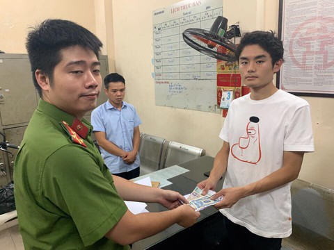 Tóm được tài xế Grab taxi phù phép tính giá gấp 10 với du khách Nhật - Ảnh 1. Tóm được tài xế Grab taxi phù phép tính giá gấp 10 với du khách Nhật - Ảnh 1.