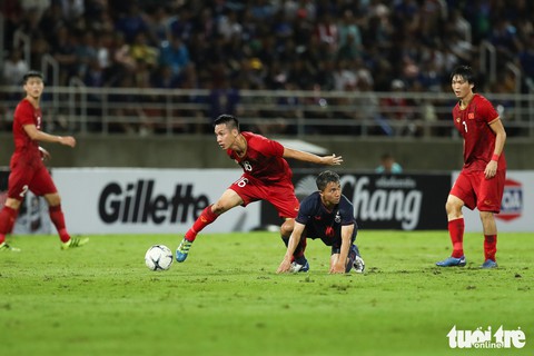 Những pha va chạm nảy lửa giữa Thái Lan và tuyển Việt Nam - Ảnh 9. Những pha va chạm nảy lửa giữa Thái Lan và tuyển Việt Nam - Ảnh 9.