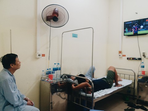 Những cổ động viên coi đá banh mà không được... la hét - Ảnh 6. Những cổ động viên coi đá banh mà không được... la hét - Ảnh 6.