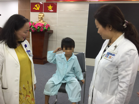 Bé 5 tuổi bị thủng màng nhĩ vì nhét pin điện tử vào lỗ tai - Ảnh 1. Bé 5 tuổi bị thủng màng nhĩ vì nhét pin điện tử vào lỗ tai - Ảnh 1.