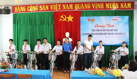 Trao 60 xe đạp cho học sinh nghèo Bình Định ngày khai giảng - Ảnh 1. Trao 60 xe đạp cho học sinh nghèo Bình Định ngày khai giảng - Ảnh 1.