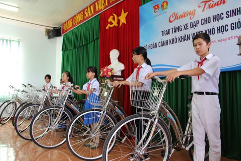 Trao 60 xe đạp cho học sinh nghèo Bình Định ngày khai giảng - Ảnh 2. Trao 60 xe đạp cho học sinh nghèo Bình Định ngày khai giảng - Ảnh 2.