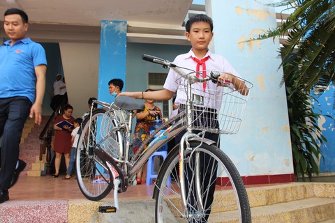 Trao 60 xe đạp cho học sinh nghèo Bình Định ngày khai giảng - Ảnh 3. Trao 60 xe đạp cho học sinh nghèo Bình Định ngày khai giảng - Ảnh 3.