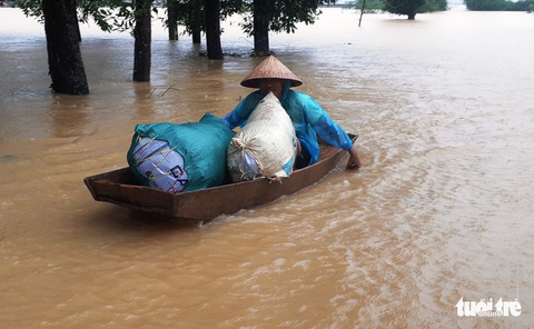 Bị nước lũ cô lập, người dân Hương Khê lo di dời tài sản, gia súc - Ảnh 5. Bị nước lũ cô lập, người dân Hương Khê lo di dời tài sản, gia súc - Ảnh 5.