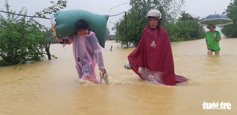 Bị nước lũ cô lập, người dân Hương Khê lo di dời tài sản, gia súc - Ảnh 4. Bị nước lũ cô lập, người dân Hương Khê lo di dời tài sản, gia súc - Ảnh 4.