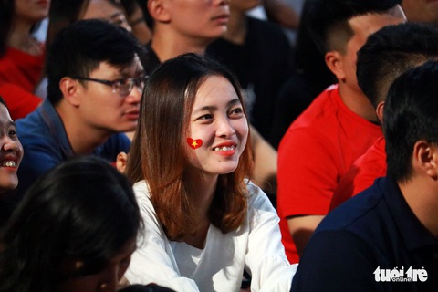 Cổ động viên tiếp lửa tuyển Việt Nam từ quê nhà - Ảnh 13. Cổ động viên tiếp lửa tuyển Việt Nam từ quê nhà - Ảnh 13.