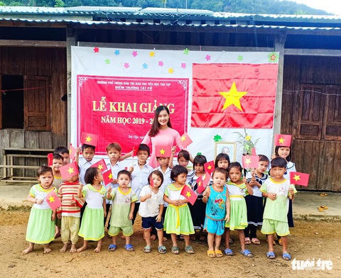 Lễ khai giảng của 34 trò, 2 cô và 1 đại biểu lãnh đạo là trưởng nóc - Ảnh 10.