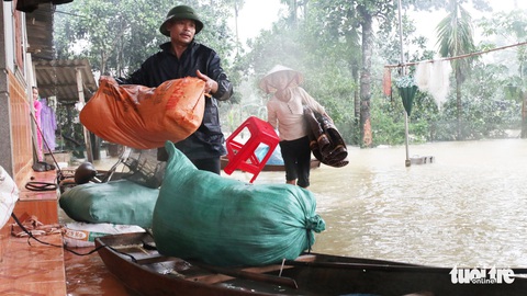Dân vùng lũ Hà Tĩnh co ro chờ nước rút từng giờ - Ảnh 14. Dân vùng lũ Hà Tĩnh co ro chờ nước rút từng giờ - Ảnh 14.