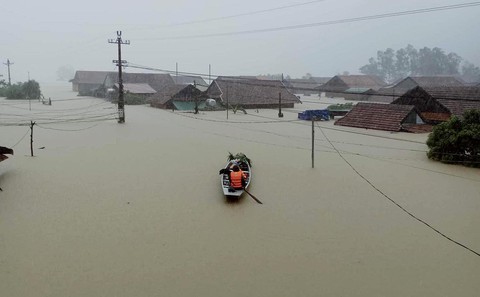 Thủ tướng: Không để người dân vùng lũ miền Trung đói, rét - Ảnh 1. Thủ tướng: Không để người dân vùng lũ miền Trung đói, rét - Ảnh 1.