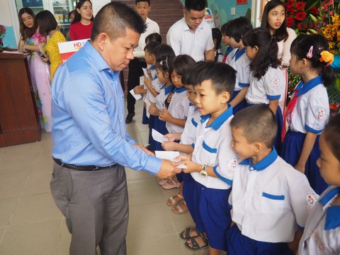 Công ty tài chính HD SAISON trao học bổng mừng năm học mới - Ảnh 1. Công ty tài chính HD SAISON trao học bổng mừng năm học mới - Ảnh 1.