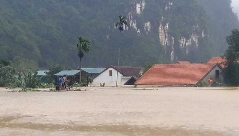 Miền Trung chìm trong biển nước, hơn 15.000 nhà bị ngập - Ảnh 1. Miền Trung chìm trong biển nước, hơn 15.000 nhà bị ngập - Ảnh 1.