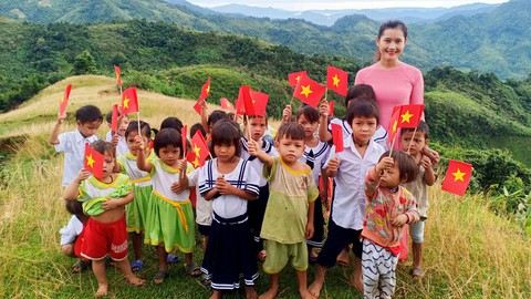 Rưng rưng cô giáo lội nước lũ vào giữ trường, cõng khai giảng lên núi - Ảnh 2. Rưng rưng cô giáo lội nước lũ vào giữ trường, cõng khai giảng lên núi - Ảnh 2.