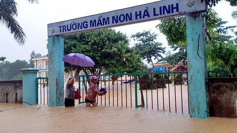 Rưng rưng cô giáo lội nước lũ vào giữ trường, cõng khai giảng lên núi - Ảnh 1. Rưng rưng cô giáo lội nước lũ vào giữ trường, cõng khai giảng lên núi - Ảnh 1.