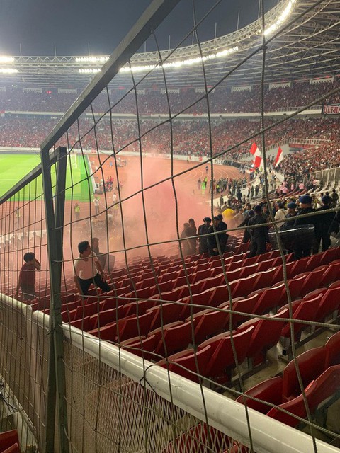 Bộ trưởng Indonesia xin lỗi về vụ khủng bố trên sân Bung Karno - Ảnh 3. Bộ trưởng Indonesia xin lỗi về vụ khủng bố trên sân Bung Karno - Ảnh 3.