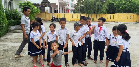 Phải chuyển điểm trường xa hơn, phụ huynh dắt con gặp giám đốc sở - Ảnh 1. Phải chuyển điểm trường xa hơn, phụ huynh dắt con gặp giám đốc sở - Ảnh 1.