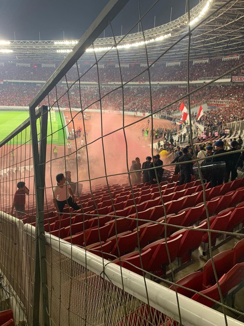 CĐV Malaysia mắc kẹt trong sân Bung Karno vì bị CĐV Indonesia truy đuổi, tấn công - Ảnh 2. CĐV Malaysia mắc kẹt trong sân Bung Karno vì bị CĐV Indonesia truy đuổi, tấn công - Ảnh 2.
