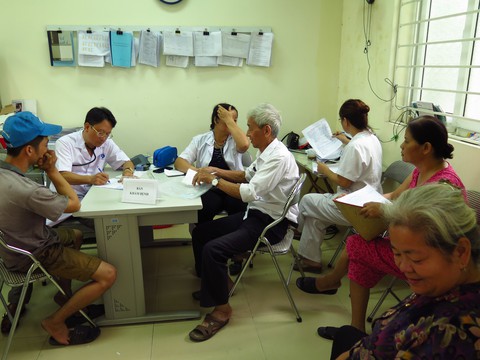 Gần 500 người đi khám bệnh sau vụ cháy Công ty Rạng Đông - Ảnh 1. Gần 500 người đi khám bệnh sau vụ cháy Công ty Rạng Đông - Ảnh 1.