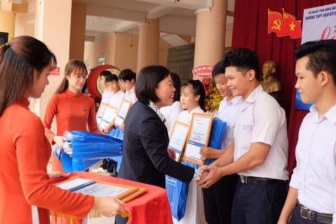Sacombank trao 3.559 học bổng cho học sinh, sinh viên - Ảnh 1. Sacombank trao 3.559 học bổng cho học sinh, sinh viên - Ảnh 1.