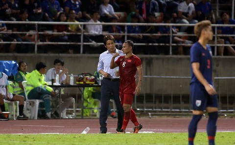 Ban huấn luyện đội tuyển Việt Nam và Thái Lan hai lần nảy lửa ngoài sân - Ảnh 2. Ban huấn luyện đội tuyển Việt Nam và Thái Lan hai lần nảy lửa ngoài sân - Ảnh 2.