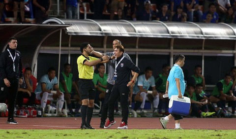 Ban huấn luyện đội tuyển Việt Nam và Thái Lan hai lần nảy lửa ngoài sân - Ảnh 7. Ban huấn luyện đội tuyển Việt Nam và Thái Lan hai lần nảy lửa ngoài sân - Ảnh 7.