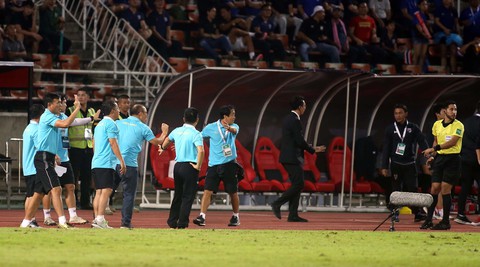Ban huấn luyện đội tuyển Việt Nam và Thái Lan hai lần nảy lửa ngoài sân - Ảnh 8. Ban huấn luyện đội tuyển Việt Nam và Thái Lan hai lần nảy lửa ngoài sân - Ảnh 8.