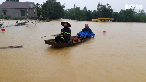 Hà Tĩnh còn 2 xã bị cô lập hoàn toàn, dân vẫn phải chèo xuồng đi lại - Ảnh 1. Hà Tĩnh còn 2 xã bị cô lập hoàn toàn, dân vẫn phải chèo xuồng đi lại - Ảnh 1.