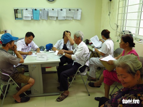 Ngày đầu khám bệnh vụ cháy Công ty Rạng Đông: 52 người phải đi điều trị - Ảnh 3. Ngày đầu khám bệnh vụ cháy Công ty Rạng Đông: 52 người phải đi điều trị - Ảnh 3.