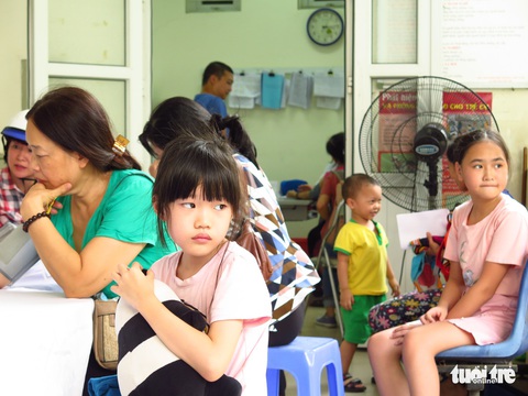 Ngày đầu khám bệnh vụ cháy Công ty Rạng Đông: 52 người phải đi điều trị - Ảnh 1. Ngày đầu khám bệnh vụ cháy Công ty Rạng Đông: 52 người phải đi điều trị - Ảnh 1.